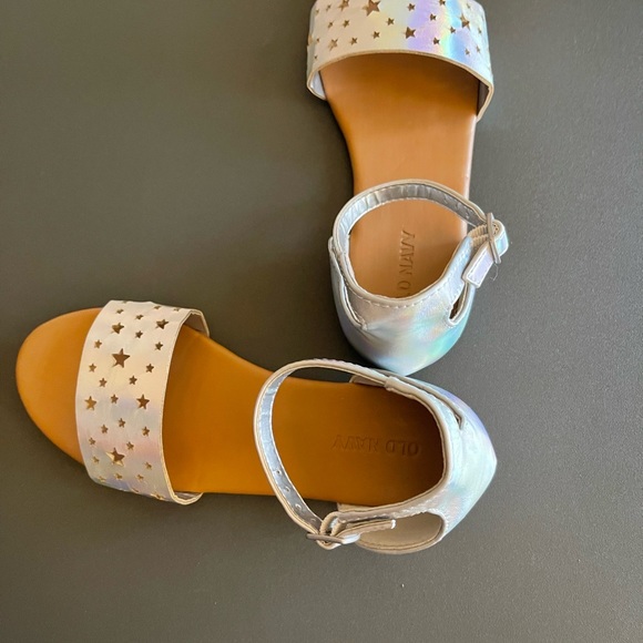 Old Navy - Girls Silver Sandals Size 1 ~ Preowned ~ Stars - Picture 6 of 10